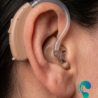 Oreja con audifono BTE